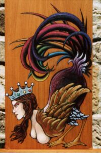 Pintura sobre madera en estilo medieval de una mujer de perfil, corona de plomo con gemas de 4 colores y torso desnudo, y alas, abdomen, cola y patas de pájaro