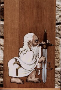 Pintura sobre madera en estilo medieval de un druida celta de perfil con espada, balanza y hoz