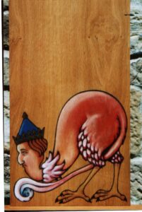 Pintura sobre madera en estilo medieval de un príncipe hechizado de perfil, sin brazos y con patas de gallina y corona