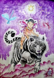 Ilustración en color de niña bebé con alas sentada sobre tigre blanco con fondo mágico
