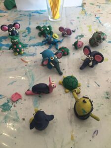 Fotografía de catorce figuras de plastilina de colores