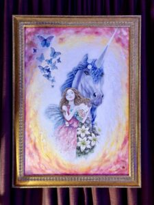 Pintura de estilo fantástico con un hada junto a un unicornio, rodeados de mariposas y flores. Obra de atmósfera luminosa que evoca magia, pureza y conexión con lo espiritual.